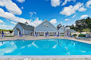 uma casa grande com uma grande piscina em frente em Cape Arundel House em Kennebunk