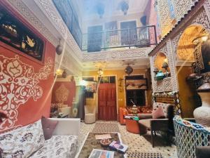 una sala de estar llena de muebles en Riad Jennah Rouge, en Marrakech