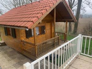 Cabaña de madera pequeña con valla blanca en Ferienhaus Loretto, en Wölzing