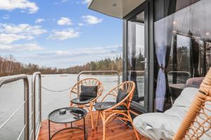 eine Terrasse auf einem Boot mit Stühlen und einem Tisch in der Unterkunft Escale Royale Saint Fargeau in Boissise-le-Roi