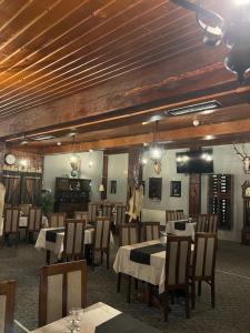 un restaurante con mesas y sillas en una habitación en PENSIUNEA UNO, en Timisoara