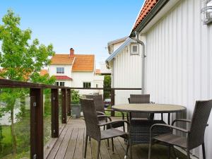 eine Terrasse mit Stühlen und einem Tisch auf einer Terrasse in der Unterkunft Holiday home KUNGSHAMN III in Kungshamn