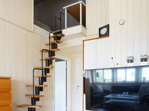 - un escalier en colimaçon dans une maison avec un salon dans l'établissement Holiday home KUNGSHAMN III, à Kungshamn
