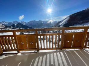 a balcony with a view of the mountains at Charmant Studio 4P Alpe d'huez in LʼHuez