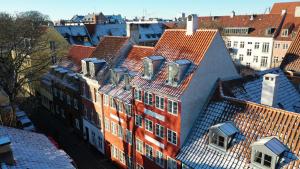 コペンハーゲンにあるApartmentInCopenhagen Apartment 1244の都市の建物の空見