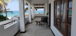 un balcone di una casa con vista sull'oceano di Sailors' Bay a Hikkaduwa