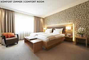 アッペンヴァイラーにあるHotel Hanauerhofのベッドと椅子付きのホテルルーム