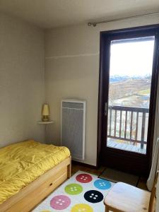 レ・ゾルにあるAppartement de 2 chambres avec balcon amenage a Les Orres a 2 km des pistesのベッドルーム1室(ベッド1台、大きな窓付)