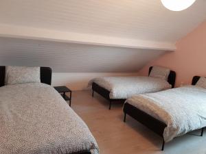 ティユーにあるSol'Croupetのベッド2台が備わる部屋