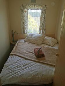 Postelja oz. postelje v sobi nastanitve Domek w Ogrodzie