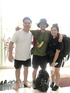 un groupe de trois personnes posant pour une photo dans l'établissement Hello SaiGon Homestay, à Hô-Chi-Minh-Ville