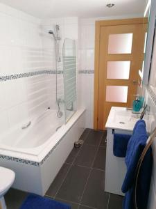 ein Badezimmer mit einer Dusche, einer Badewanne und einem Waschbecken in der Unterkunft Appartement Jumate te Altea-Albir in Altea