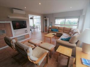 ein Wohnzimmer mit einem Sofa und einem TV in der Unterkunft Appartement Jumate te Altea-Albir in Altea