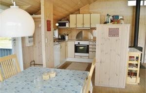 スナーヴィグにあるHoliday Home Klevevej Xiiの小さな家の中の台所