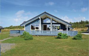 スナーヴィグにあるHoliday Home Klevevej Xiiの小さな青い家(大きな窓付)
