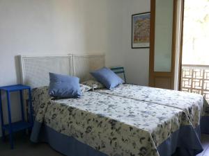 Un dormitorio con una cama con almohadas azules. en Il Cinqualino locazione turistica, en Cinquale