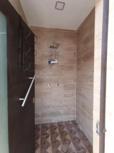 特來亞卡潘的住宿－Maktub TlayaGlamping，一间铺有棕色瓷砖的带淋浴的浴室