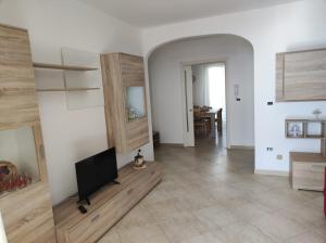 ein Wohnzimmer mit einem Flachbild-TV auf einem Tisch in der Unterkunft Casa Vacanze Riccio di Mare in Santa Maria di Leuca