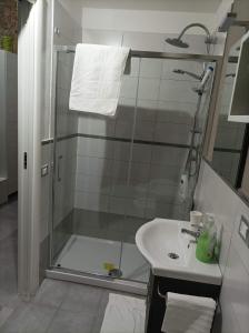 y baño con ducha y lavamanos. en LA CASETTA DI MARTA ai Quattro Canti di Giusi, en Palermo