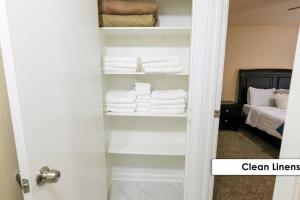 - Armario con toallas blancas y cama en Stunning Family Home in North Houston!!! - Briar Creek en Spring
