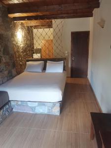 Postel nebo postele na pokoji v ubytování Ataviros Hotel
