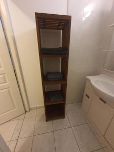 a bathroom with a wooden towel rack next to a sink at Le Flamboyant : T2 Duplex avec ces 2 terrasses in Saint-Denis