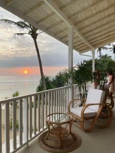 een veranda met een stoel en een tafel op het strand bij Lihinya Beach Villa Ahangama in Ahangama