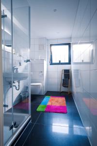ein Badezimmer mit einem Regenbogenfänger auf dem Boden in der Unterkunft FeWo WOW! TOP Lage! Schöne 2-Zimmer Wohnung! in Weisweil