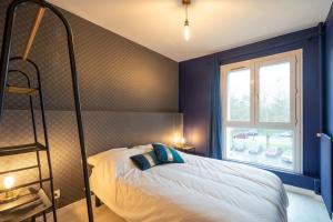 a bedroom with a bed with a ladder next to a window at Appartement Cosy Art Déco/ Proche centre-ville in Nantes