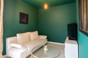 Televízia a/alebo spoločenská miestnosť v ubytovaní Appartement Cosy Art Déco/ Proche centre-ville + 7 fotografií