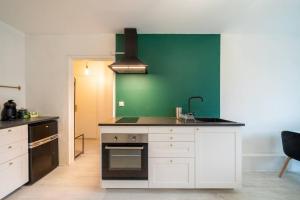 Kuchyňa alebo kuchynka v ubytovaní Appartement Cosy Art Déco/ Proche centre-ville
