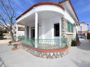 Το κτήριο όπου στεγάζεται  η παραθεριστική κατοικία