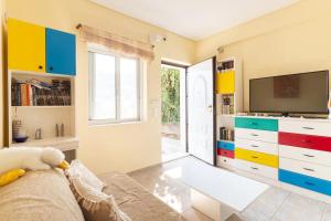 A television and/or entertainment centre at House with majestic sea view