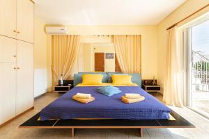 A bed or beds in a room at House with majestic sea view