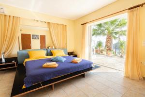A bed or beds in a room at House with majestic sea view