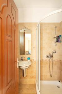 A bathroom at House with majestic sea view Még 27 kép