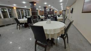 a dining room with tables and chairs in a restaurant at Selimpaşa Borsa İstanbul MTAL Uygulama Oteli in Silivri