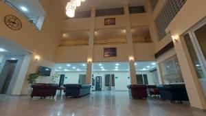 a lobby with chairs and a table in a building at Selimpaşa Borsa İstanbul MTAL Uygulama Oteli in Silivri