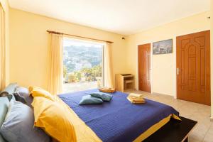 A bed or beds in a room at House with majestic sea view