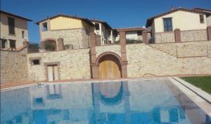 una gran piscina frente a una casa en Villa tartufo, en Toscella
