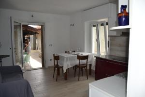 uma cozinha e sala de jantar com mesa e cadeiras em Casa Adriana con incantevole vista lago em Bee