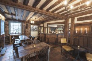 uma sala de jantar com uma mesa de madeira e cadeiras em The Standard Inn em Rye