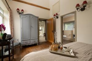ein Schlafzimmer mit einem Bett mit einer Kommode und einem Badezimmer in der Unterkunft Irishman's Cottage in York