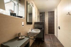 een kleine badkamer met een wastafel en een douche bij Irishman's Cottage in York