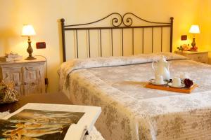 Un dormitorio con una cama y una mesa con un libro en Agriturismo Borgo Vigna Vecchia, en Cerreto Guidi