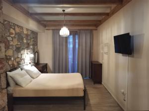 TV a/nebo společenská místnost v ubytování Ataviros Hotel