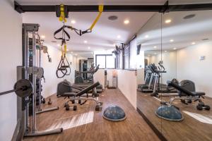 un gimnasio con varias cintas de correr y máquinas de ejercicio en Chic Pent House Polanco en Ciudad de México