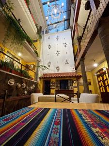 Habitación grande con alfombra colorida en el suelo en Mía Leticia, en Quito