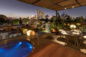 un patio al aire libre con bañera de hidromasaje en la azotea en Chic Pent House Polanco en Ciudad de México