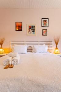 a bedroom with a large white bed with towels on it at Pousada La Vie Jeri in Jericoacoara